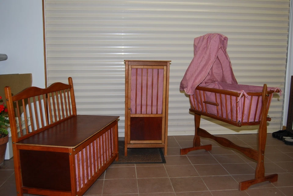 ♥ Jouet Ancien Jolie Chambre à coucher Ancienne de Poupées Lit Armoire Fauteuil  - Photo 1/1