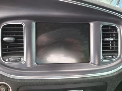 Pantalla de infoentretenimiento usada se adapta a: Dodge Charger 2016 12,1`` pantalla opcional AV2 grado A Foto 1 de 4