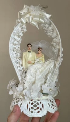¿De colección años 50? "Topper de boda de plástico de encaje de 8,5""" Foto 1 de 4