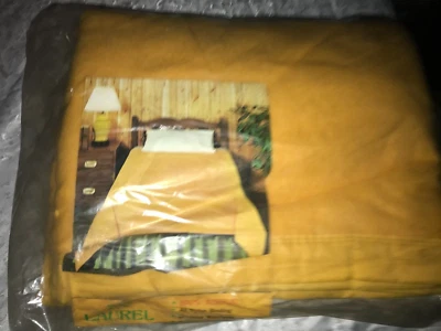 NOS BEACON 790 LAUREL 100% Acrylic SATIN Edge YELLOW 72"x90" Twin/Full BLANKET - Image 1 of 4