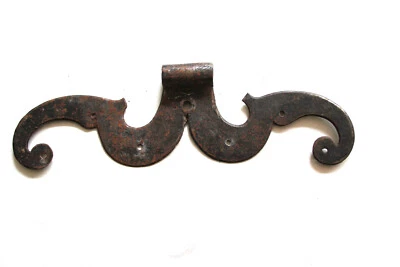 Penture en fer forgé, en forme de moustache. XVIIIe. 35 x 10.5 cm - Photo 1/2