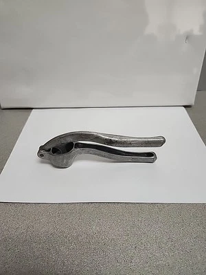 Prensa de ajo de aluminio fundido vintage hecha en Italia herramienta de barra de cocina de cítricos de metal Foto 1 de 4