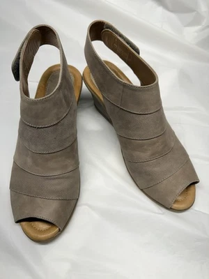 Earth Coriander Stone Women’s Beige Leather Sandals 2.5” Wedge Heel Size 10B - Image 1 of 4