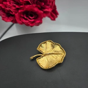 Vintage BSK Unisex Adult Gold Tone Leaf Brooch Pin Signed 2.2"X1.8" Elegant - Picture 1 of 7