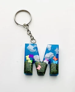 Llavero letra de resina Blue Skies & Butterflies - Imagen 1 de 6