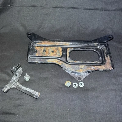 OEM Audi B5 S4 A4 C6 Passat Bandeja de batería Soporte y sujeción Conjunto completo Foto 1 de 4