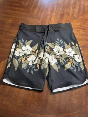 Pantalones cortos de tiro medio para mujer Old Navy negros carbón con motivo floral playa 28 Foto 1 de 4