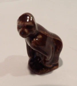 RED ROSE TEA VINTAGE WADE WHIMSIES GORILLA FIGURINE - Picture 1 of 5
