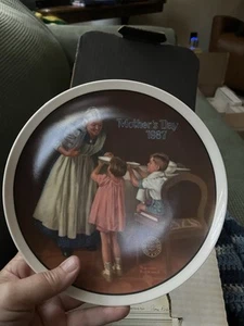 Norman Rockwell 1987 Mothers Day Plate “Grandma’s Surprise” Knowles Fine China - Picture 1 of 10