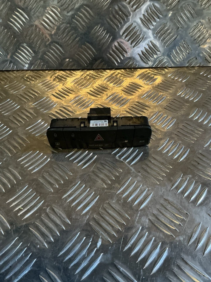 Interruptor de cerradura de puerta de advertencia de peligro Seat Ibiza 6J entrada auxiliar 6J0927137B NÚMEROS COINCIDENTES. Foto 1 de 4