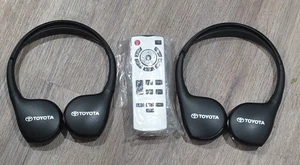 2021-24 Toyota Sienna Rear DVD Entertainment Remote & 2 Wireless Headphones OEM - Foto 1 di 8