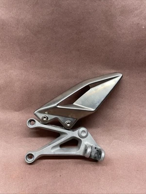 Triumph Street Triple 765 RS 2018 estriba izquierda estriba OEM Foto 1 de 4