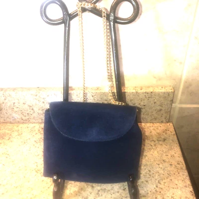 Bolso de Hombro The Higbee Co. De Colección Azul Gamuza Correa de Cadena Dorada 7" L X 5 3/4" H X 1 Foto 1 de 4