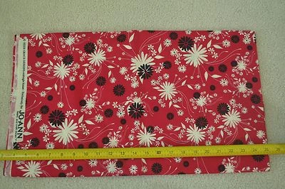 Von 1/2 Yd, Creme & Schwarz Blumen auf Rot Quilt Stoff, Heidi Grace/Jo-Ann, C2519 - Bild 1 von 4