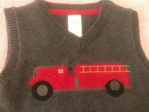 3T 3 Gymboree Pullover Weste Feuerwehrauto Weihnachten Classic Holiday Fire Truck Firem - Bild 1 von 3