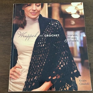 Envuelto en bufandas de ganchillo envolturas y chales de encaje patrón libro por Kristin Omdahl - Imagen 1 de 9