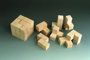 Holzspielzeug Soma Würfel BxH 5x5 cm NEU Geduldsspiel Knobelspiel Denkspiel - Bild 1 von 1