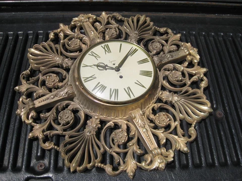 Vintage Syroco Wall Clock Key Wind 8 Day Movement Medallion Round Convex Glass Cover