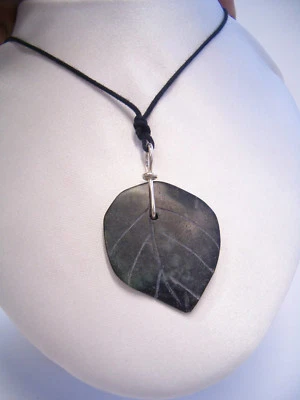 Ciondolo in ARGENTO 925 con foglia in GIADA verde naturale -pendente pietra dura - Immagine 1 di 4