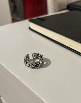 Anillo cruzado cromado Y2K. Como corazones cromados. Super Y2K años 2000 Foto 1 de 3