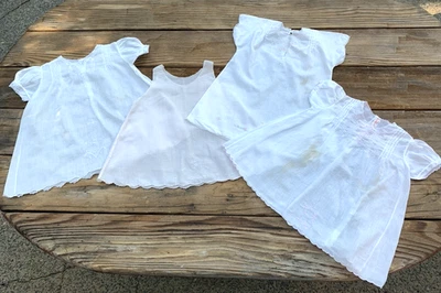 Lote de 4 vestidos de bebé vintage de algodón bordados en rosa y blanco Foto 1 de 4
