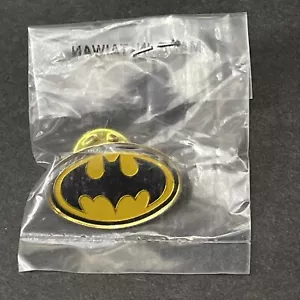 RARE NEW VINTAGE 1984 BATMAN WARNER BROS. PROMO COLLECTOR PIN - Picture 1 of 2