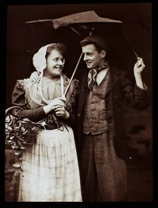 FOTO EDUARDIANA LOVERS UNDER AN UMBRELLA C1910 Magic Lantern Slide - Imagen 1 de 3