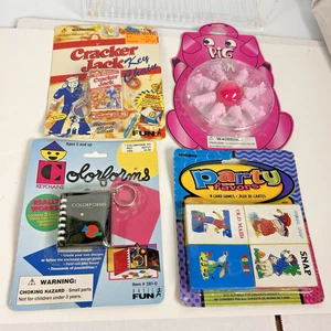 Konvolut Vintage Spielzeug 1990er Karten, Cracker Jacks, Pig Jax, Colorforms Schlüsselanhänger - Bild 1 von 10