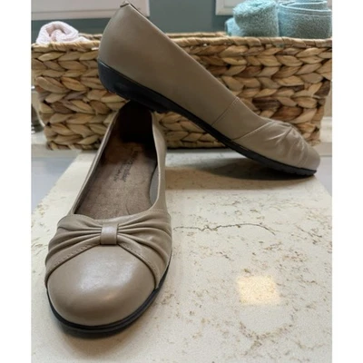 Cunas para caminar 10M cuero caqui sin cordones zapatos planos de ballet detalle de lazo usadas Foto 1 de 4