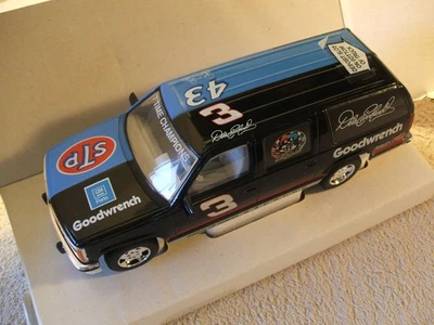 Dale Earnhardt Sr & Richard Petty 1994 7 Time Champions Suburban - Изображение 1 из 4