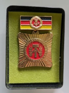 DDR-Orden "Kollektiv der sozialistischen Arbeit" in OVP - Bild 1 von 2