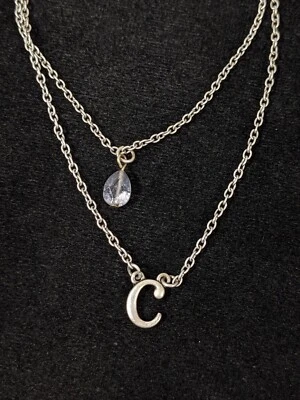 Colar de duas camadas amuleto de pedra cinza letra inicial tom prata C 19 pol - Imagem 1 de 4