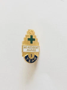 Green Cross Lapel Pin Award Safety Council 1 Year No Accident Vintage Small - Picture 1 of 5