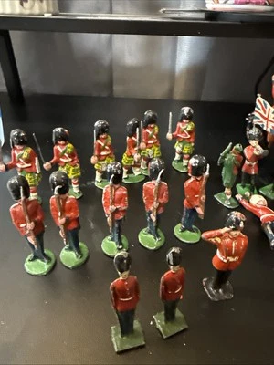 Soldados de juguete de metal fundido de colección británicos y nativos americanos Foto 1 de 4