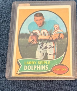 CARTOLINA LARRY SEIPLE AUTOGRAFATA 1970 TOPPS ROOKIE CON CERTIFICATO DI AUTENTICITÀ E 17-0 INSC - Foto 1 di 1