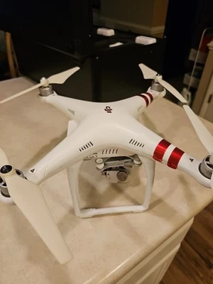 Drone estándar DJI Phantom 3 con 2 baterías adicionales y un estuche Foto 1 de 4