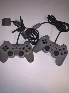 2 Controladores Oficiales Sony PlayStation 1 PS1 PSOne Gris Analógico SCPH-1200 - Imagen 1 de 2