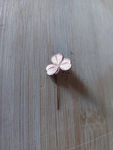 UK Girlguiding Metal Stick Pin Badge 3 Leaf - Picture 1 of 2