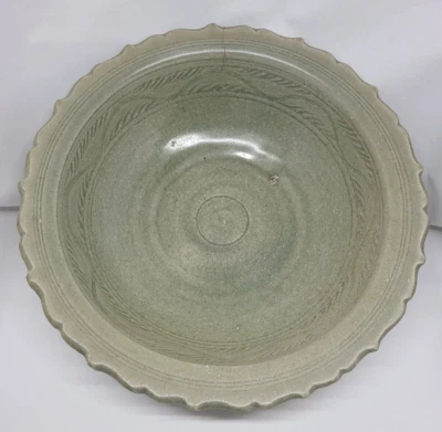 Vintage Sisatchanali Thai antique Style Green Cracked Glazed Foliate Rim Dish - Image 1 of 4