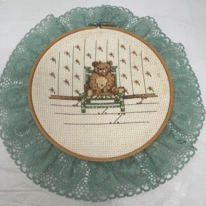 Oso de peluche vintage años 80 punta de aguja aro colgante en la pared punto de cruz encaje verde - Imagen 1 de 4