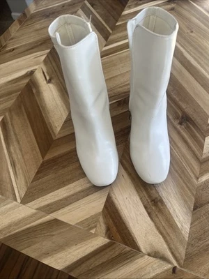 Lindas botas de imitación de cuero blancas atrevidas MIA 9.5 Foto 1 de 4