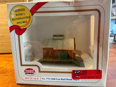 Model Power #775 HO Built-Up Lighted 1940 Era Railroad Depot w/ 2 figures + Accs - Image 1 of 4