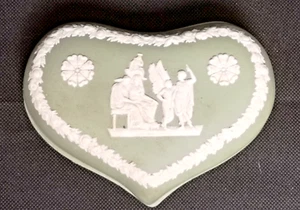WEDGWOOD jolie petite bonbonnière cœur Décor scène antique verte et blanche - Bild 1 von 11