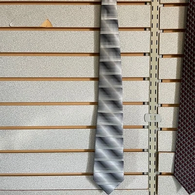 Мужской галстук Van Heusen в серую полоску из шелковой смеси стойкий к пятнам для официальных мероприятий - Изображение 1 из 4