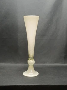 Vintage weiße Milchglas Trompetenvase floral geätztes Muster Sockel Kugelstiel - Bild 1 von 18