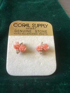 Neue Koralle geschnitzte Rosenknospe Ohrstecker mit Strass Korallenvorrat Hawaii - Bild 1 von 4