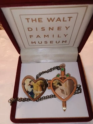 Collar medallón corazón y espada Blancanieves Walt Disney Family Museum Foto 1 de 4