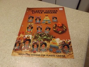 Pequeña India Tela Caja Cubierta Plástico Lona Puerta Colgador Pared De Colección 1990 Folleto - Imagen 1 de 2