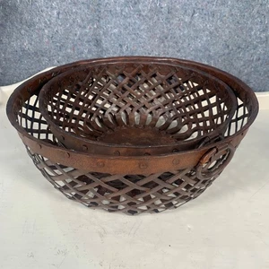 Zwei rustikale Obstkörbe aus Eisen Bauernhaus geflochten Metall Landhausküche Shabby Chic - Bild 1 von 12