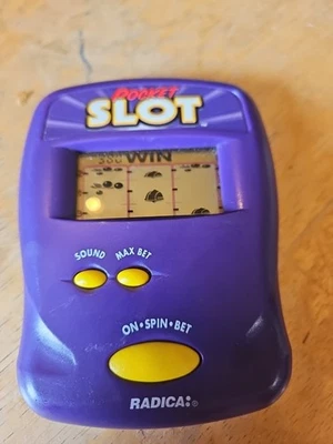 Radica 1997 Púrpura Bolsillo Ranura Electrónica Portátil Juego Máquina Tragamonedas Juego PROBADO Foto 1 de 2